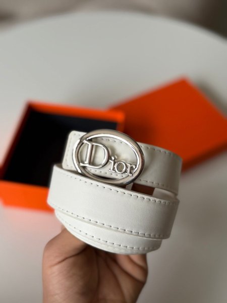 قشاط من ديور لون ابيض وفضي