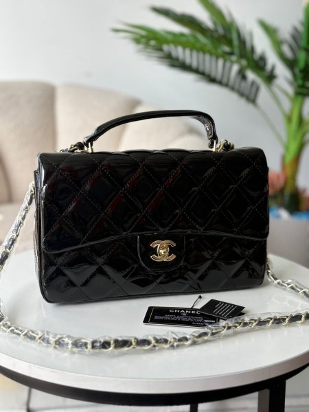 حقيبة شانيل لون اسود لامع  حجم القاعدة 28 سم