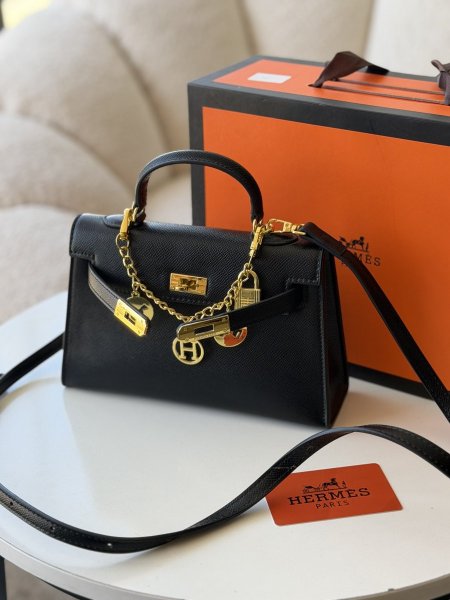 حقيبة ميني ايرميز لون اسود مع اكسسوار خاص بالشنته