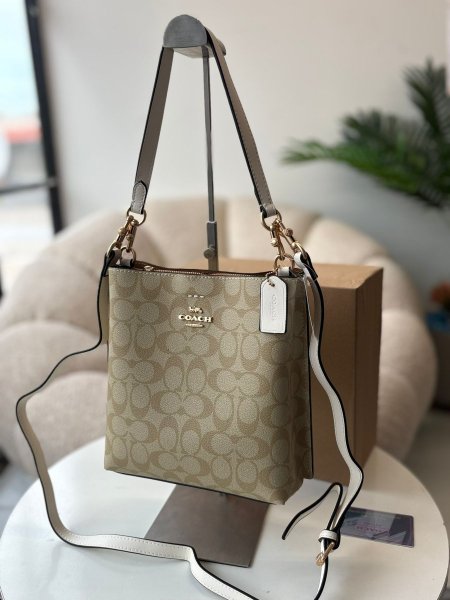 حقيبة كوتش طولي  لون بيج والقشاط لون ابيض