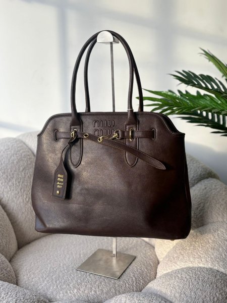حقيبة ميو ميو حجم كبير لون بني محروق