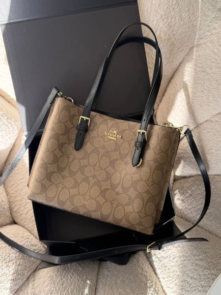 حقيبة كوتش مربع لون بيج فاتح  واسود