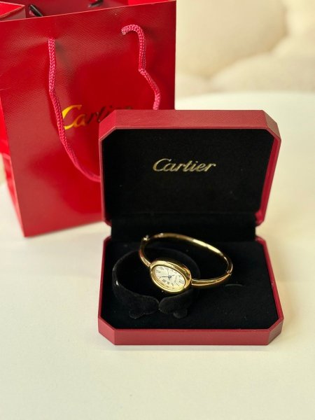 ساعة كارتير لون ذهبي وارضيه ذهبي