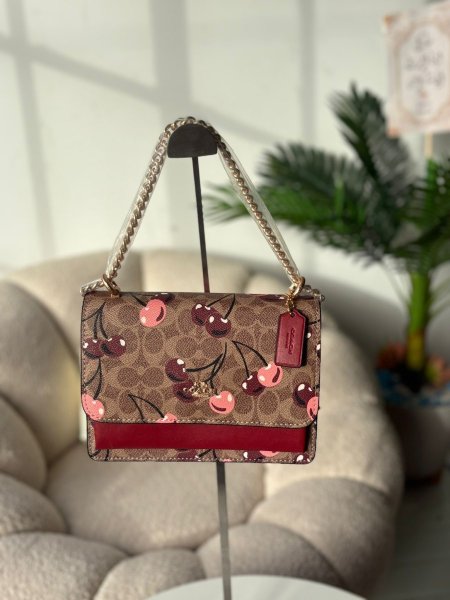 حقيبة كوتش لون برغندي مع كرز