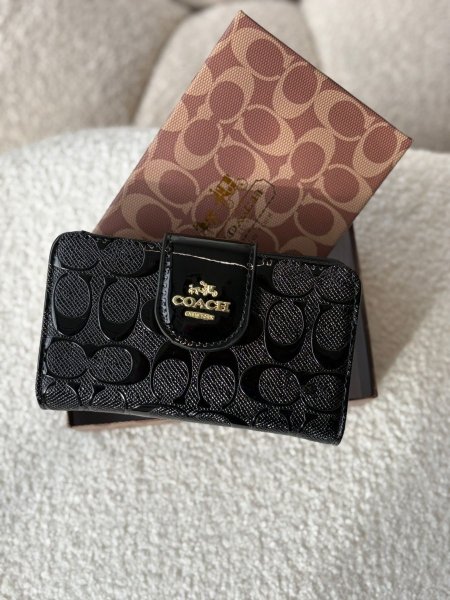 جزدان كوتش لون اسود لامع بوسع بطاقات  والهويه والعملات المعدنيه والورقيه