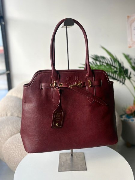 حقيبه ميو ميو حجم كبير لون برغندي