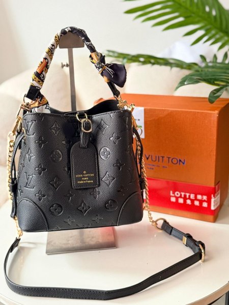 حقيبة LV لون اسود حجم القاعدة 20