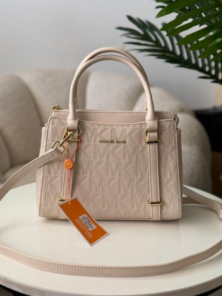 حقيبة مايكل كورس حجم وسط لون اوفوايت