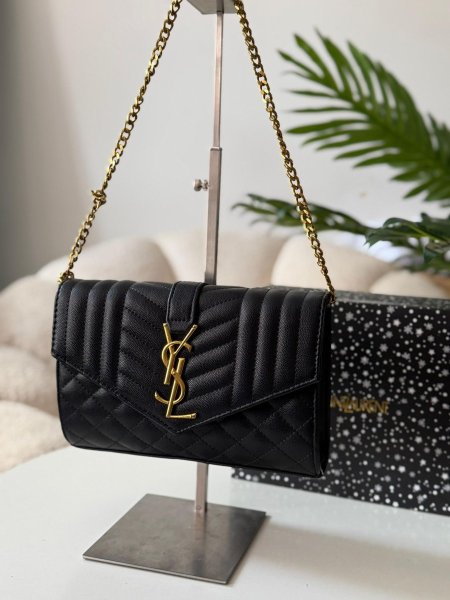 حقيبة سان لوران لون اسود هاردوير ذهبي  حجم القاعدة 23