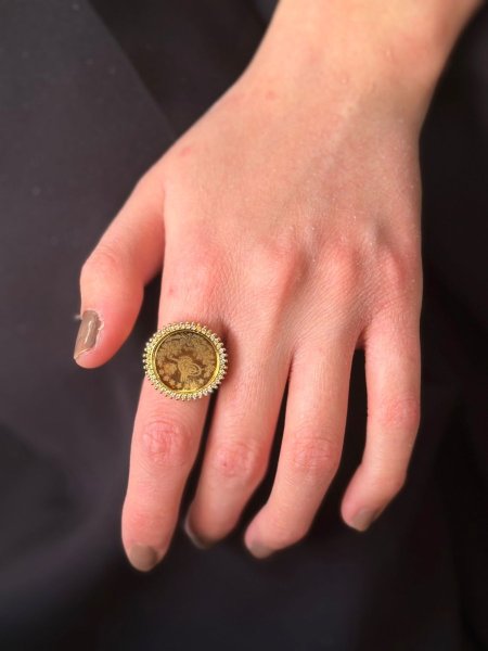 خاتم ليره لون ذهبي مكفول اللون