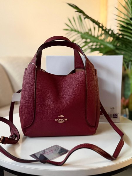 حقيبة كوتش لون برغندي