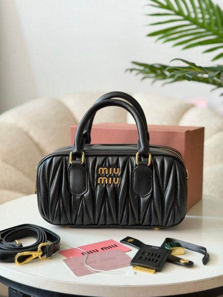 حقيبه ميو ميو لون اسود