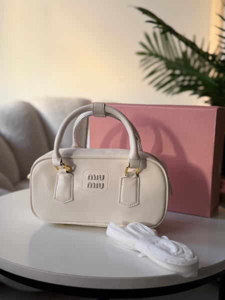 حقيبة ميو ميو لون اوفوايت حجم وسط