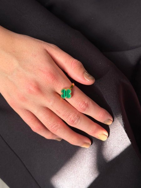 خاتم فان كليف اخضر مكفول اللون