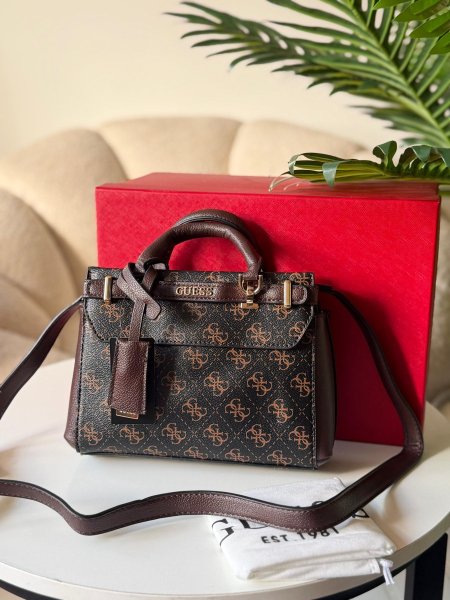 حقيبةًجيس لون بني محروق حجم وسط عصغير تقريبا