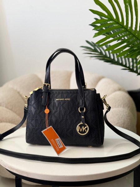 حقيبة مايكل كورس لون اسود حجم وسط