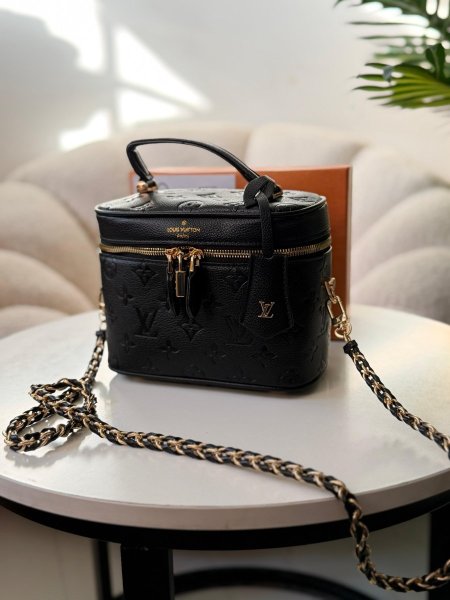 حقيبة لويس فيتون لون اسود مربع