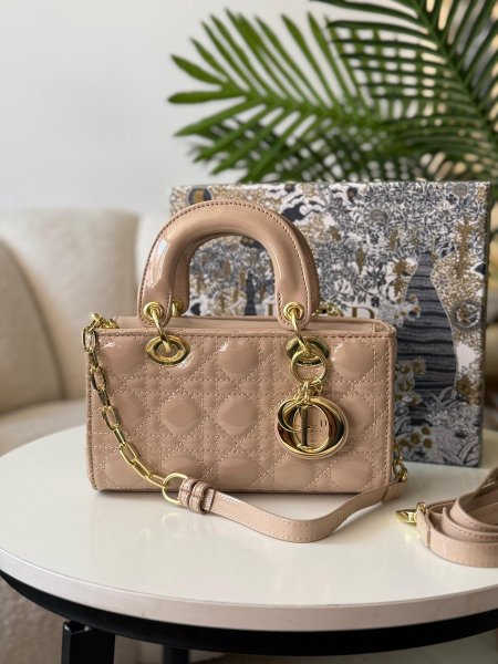 حقيبه ليدي ديور بيج لامع