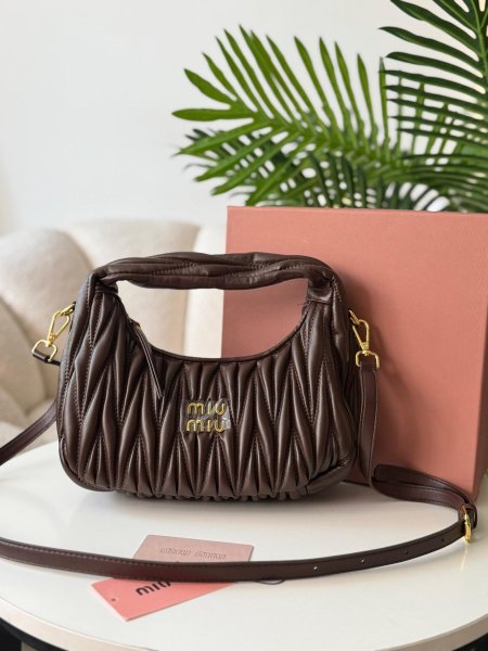 حقيبه ميو ميو لون بني محروق