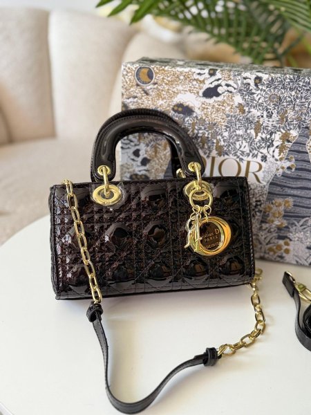 حقيبه ليدي ديور اسود لامع