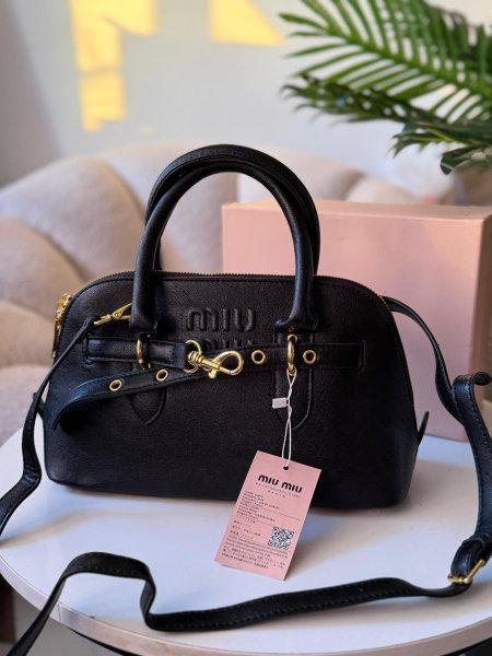 حقيبة ميو ميو لون اسود  حجم القاعدة 29 سم