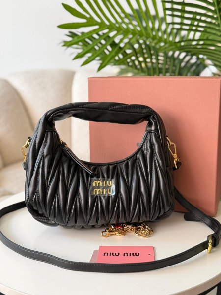 حقيبه ميو ميو لون اسود