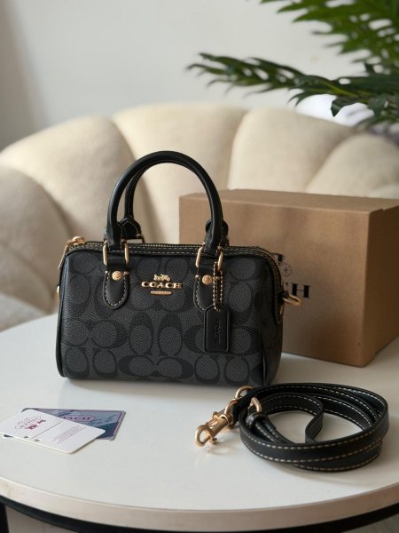 شنطة كوتش لون اسود ورمادي