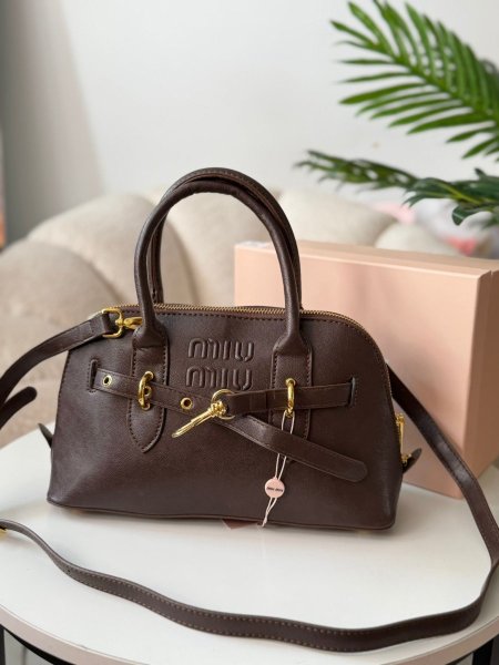 حقيبه ميو ميو حجم القاعده ٢٩ لون بني محروق