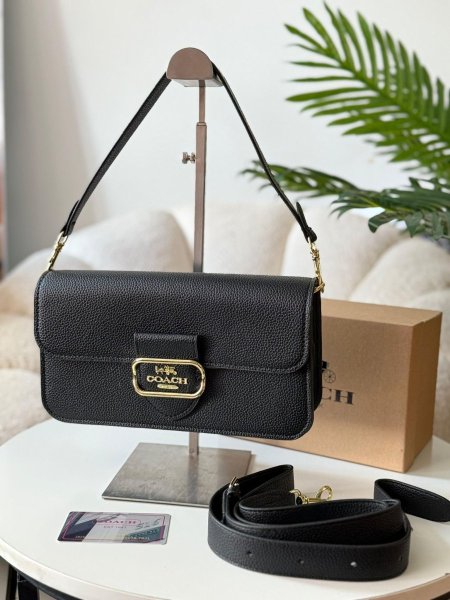 حقيبة كوتش لون اسود