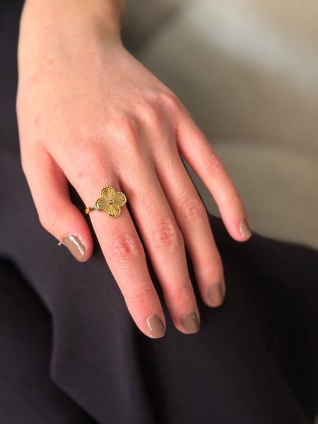 خاتم فان كليف لون ذهبي مكفول اللون