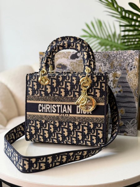 حقيبة ليدي ديور لون كحلي