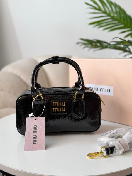 حقيبه ميو ميو مربع لون اسود لامع