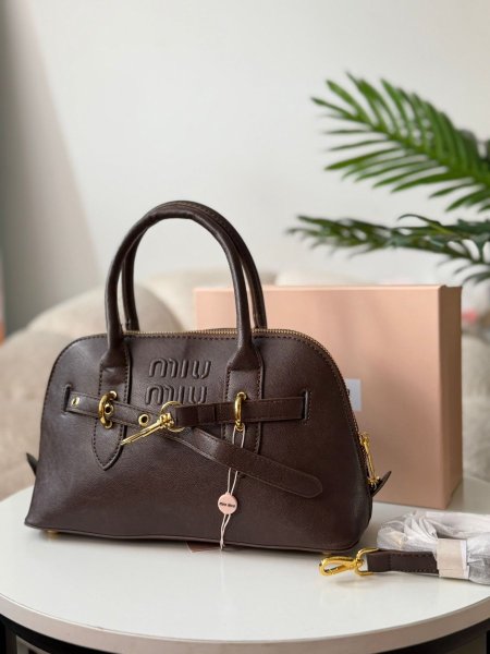 حقيبه ميو ميو لون بني محروق حجم القاعده ٢٩سم