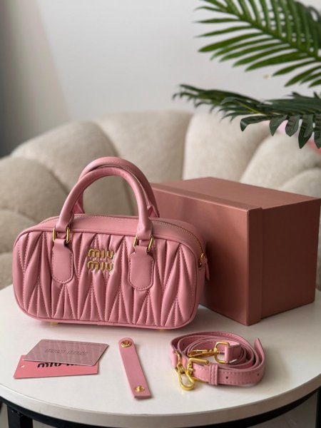 حقيبه ميو ميو مربع مجعد لون زهري