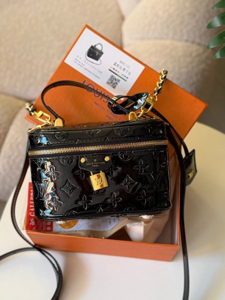 حقيبة لويس فيتون لون اسود لامع حجم القاعده ١٨ سم