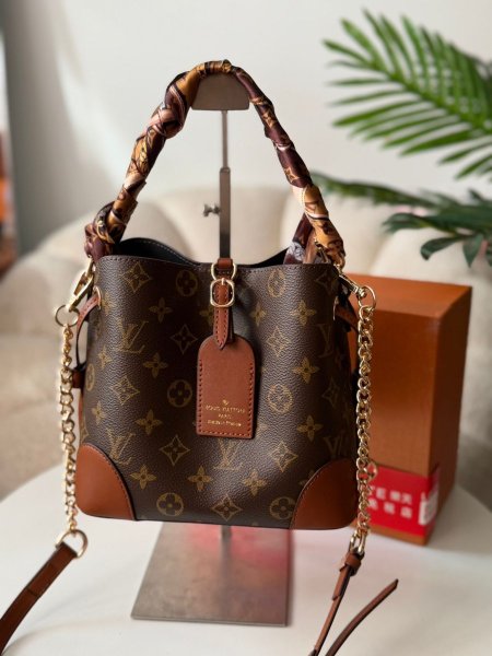 حقيبه لويس فيتون طولي لون بني