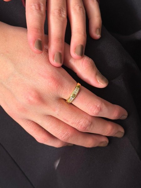 خاتم كارتير ذهبي مكفول اللون