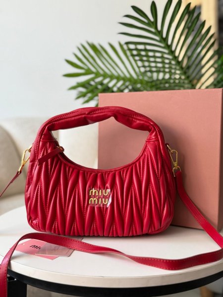 حقيبه ميو ميو لون احمر