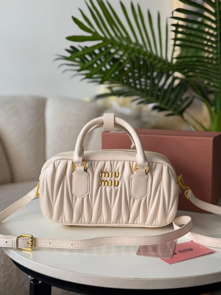 حقيبه ميو ميو مربع مجعد لون اوفوايت