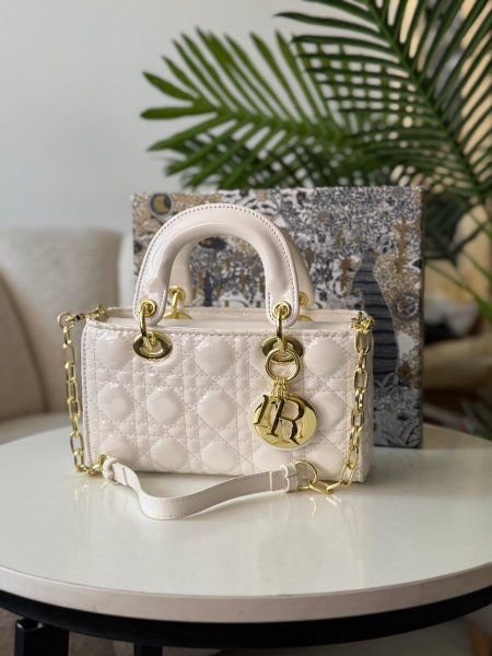 حقيبه ليدي ديور لون ابيض لامع