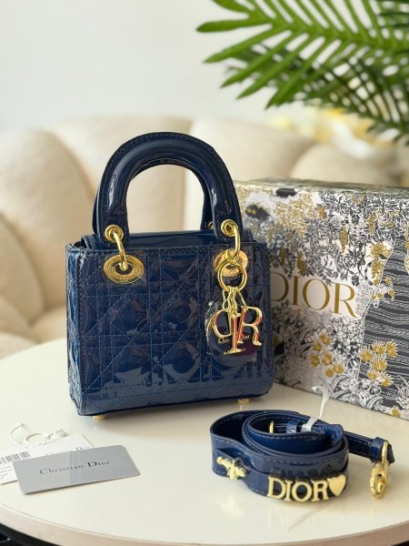 حقيبة ديور لون كحلي مزرق لامع  حجم القاعدة 18