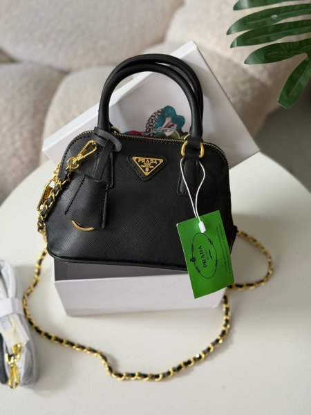 حقيبة برادا لون اسود حجم القاعدة 18