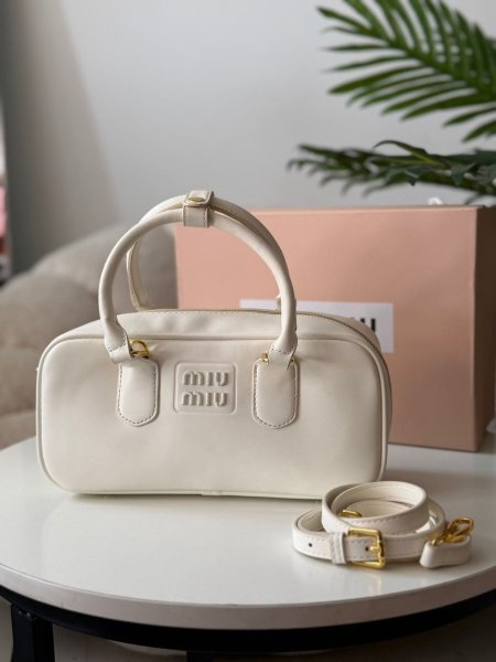 حقيبه ميو ميو مربع matt لون ابيض