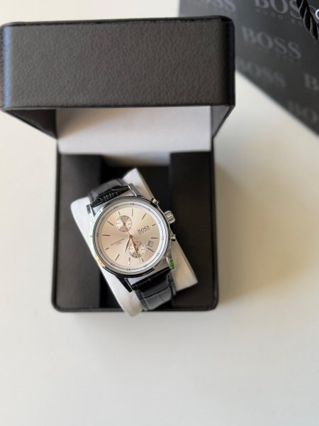 ساعة بوس ارضية بيضة الهاردوير جلد اسود