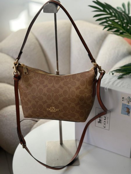 حقيبة كوتش لون بيج وعسلي