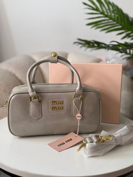 حقيبه ميو ميو مربع لون رمادي لامع حجم كبير