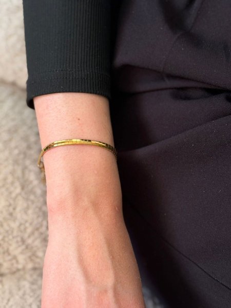 اسواره لون ذهبي مكفوله اللون