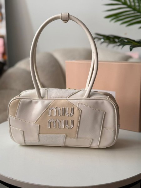 حقيبه ميو ميو لون ابيض