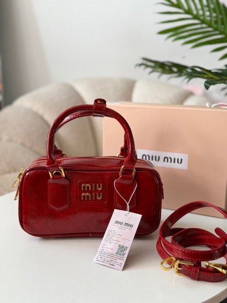 حقيبة ميو ميو لون برغندي لامع