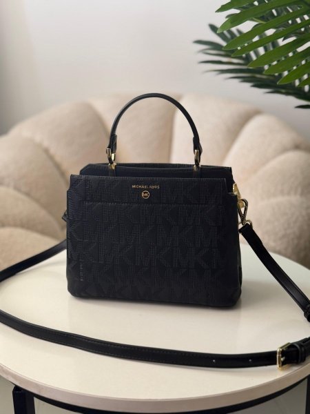 حقيبة مايكل كورس لون اسود حجم وسط